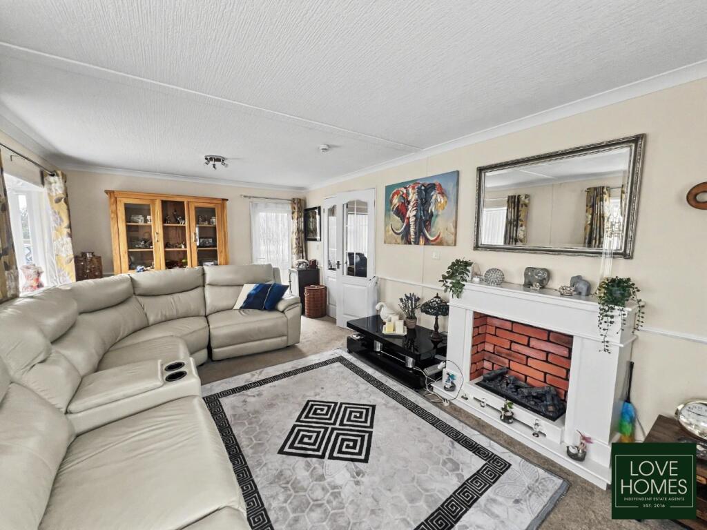 4 Carlton Way, Carr Bridge Residential Park, Blackpool, Lancashire, FY4 5RR photo 4