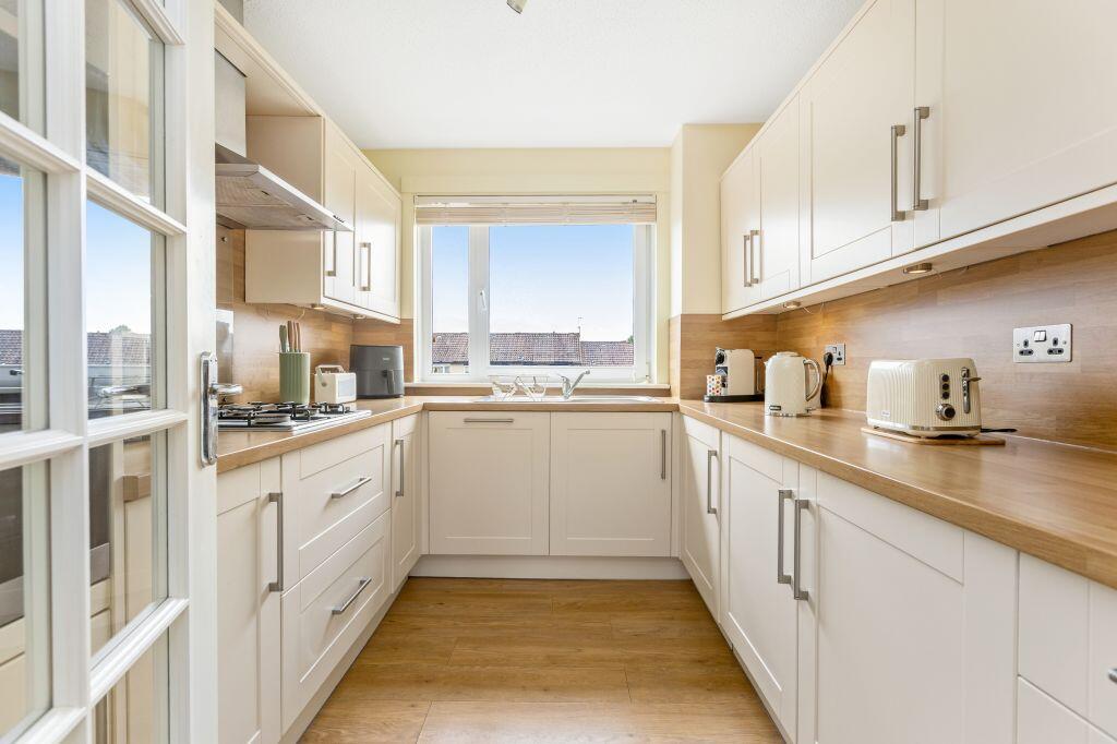 Apartment in Edinburgh, East Craigs - View 4