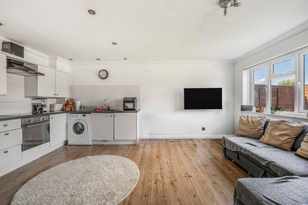 House in Twickenham - More