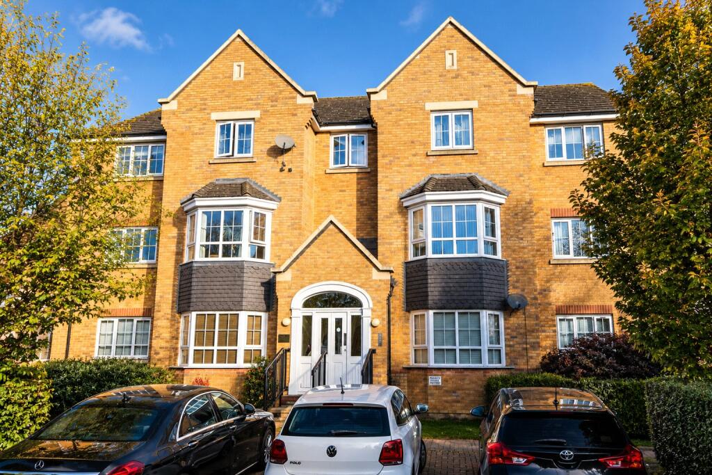 2-bed flat on Kempster Close, Bedford, Bedfordshire, MK40, £170,000