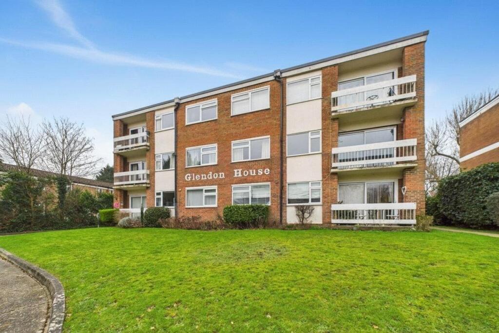 2-bed flat on Brighton Road, Southgate, Crawley, £220,000