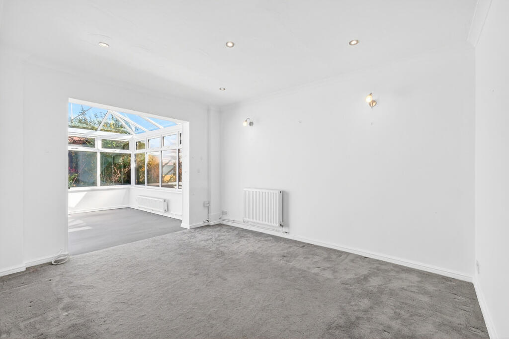 Prestwood Drive, Thundersley photo 2