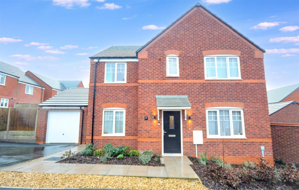 5-bed detached on Astral way, Stone, £415,000