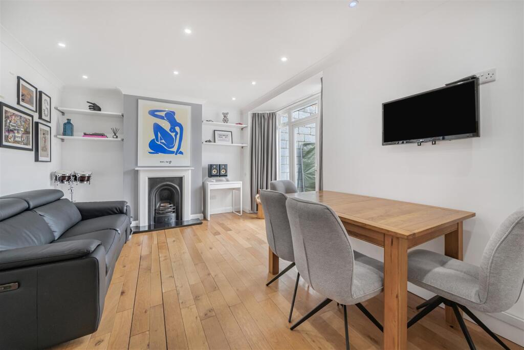 House in Sutton - View 3