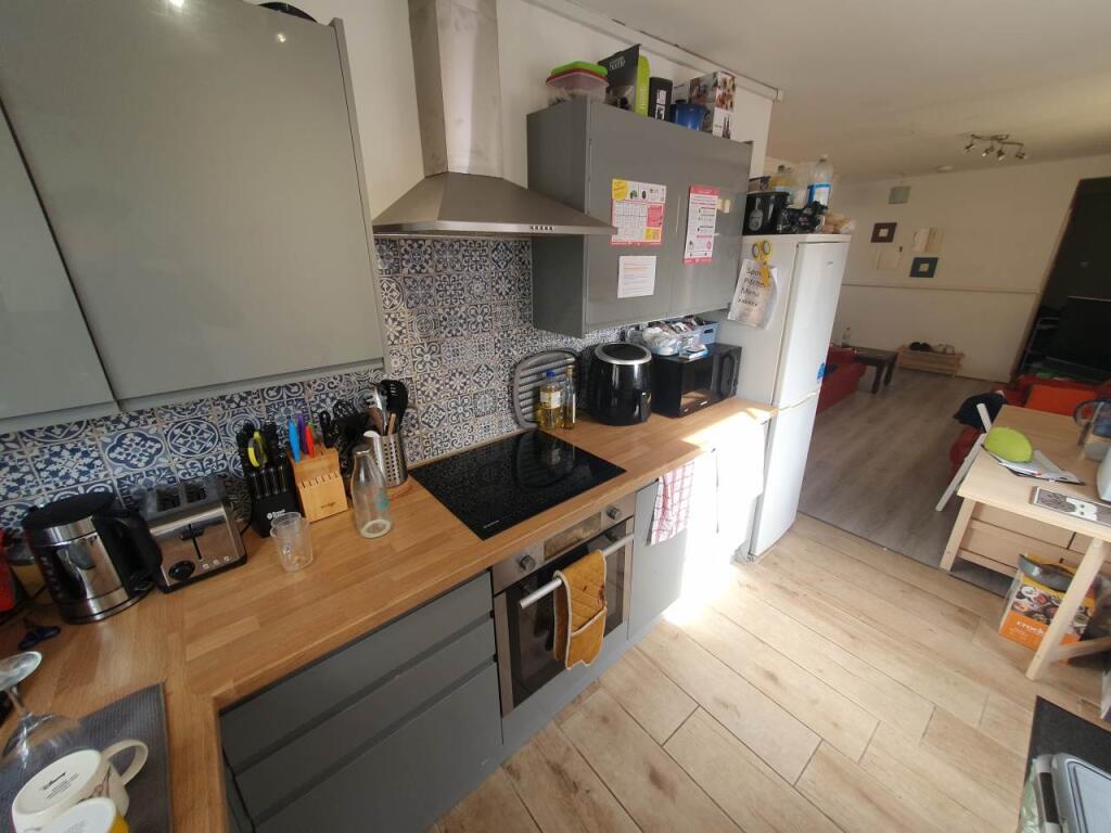 Apartment in Cardiff, Maindy, Cathays - View 4