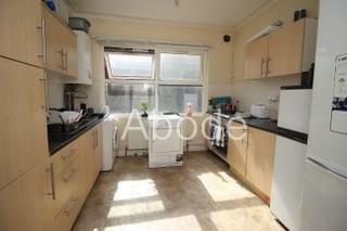 5-bed house on 3 Raven Road, £2,656/mo