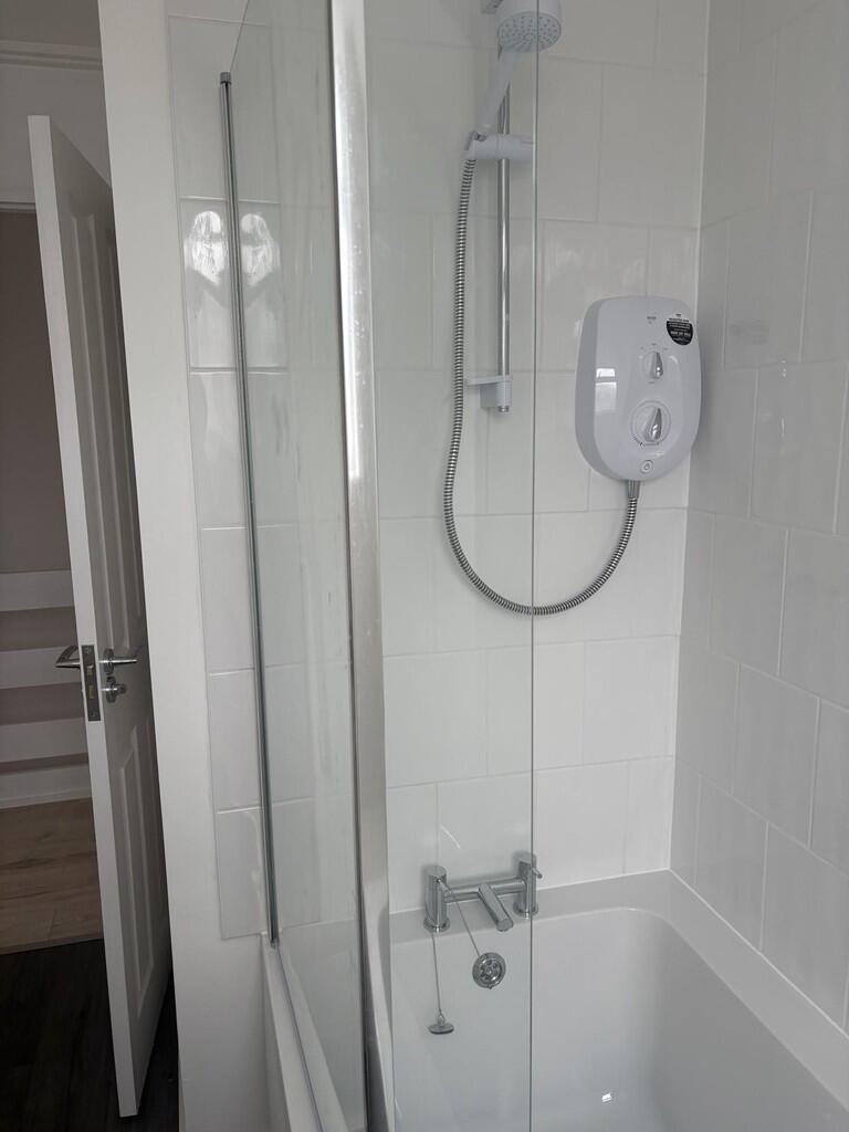 Apartment in Waverley, Farnham - View 4