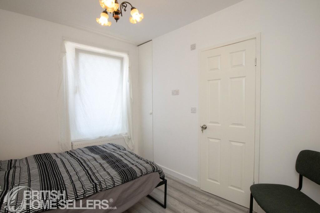 House in London, Southbury - More