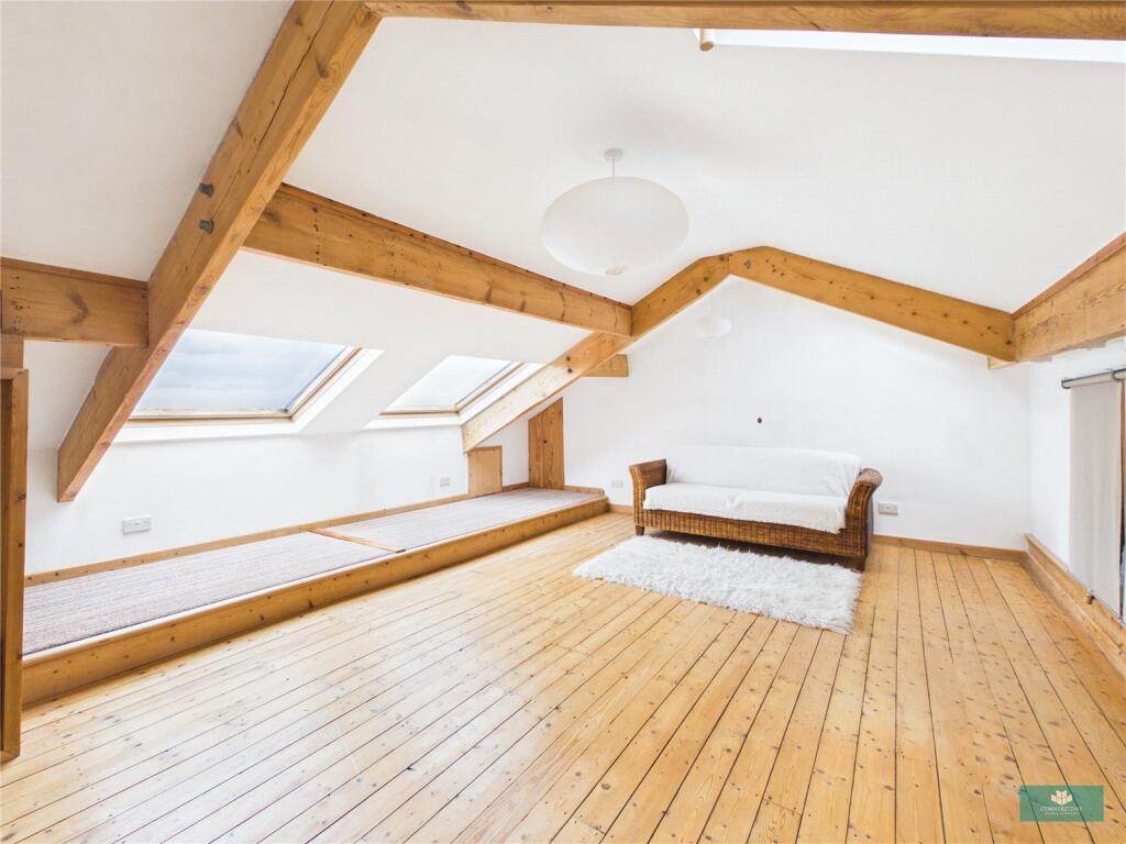 House in Oldham, Shaw Side, Watersheddings - View 4