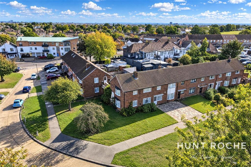 Wood Farm Close, Leigh-on-Sea, Essex, SS9 photo 4