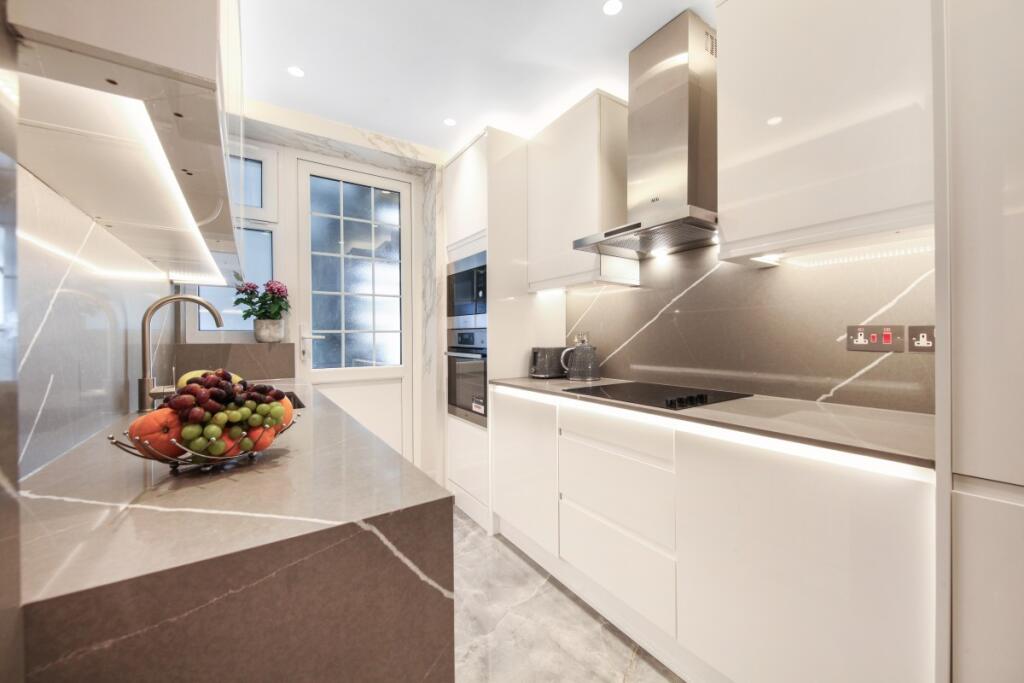 Apartment in London, City of Westminster - More