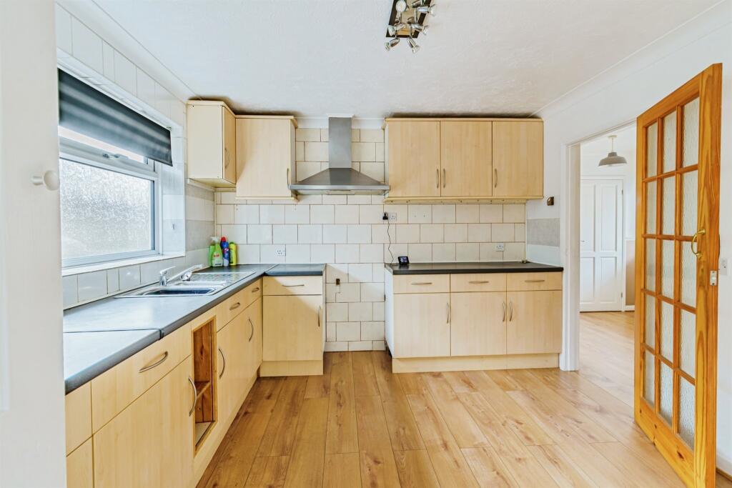 Tor Road, Peacehaven photo 3