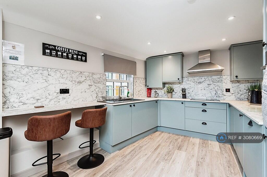 Apartment in Gloucester - View 5