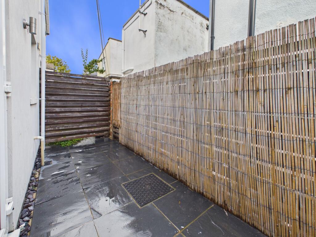 House in Gloucester - View 4