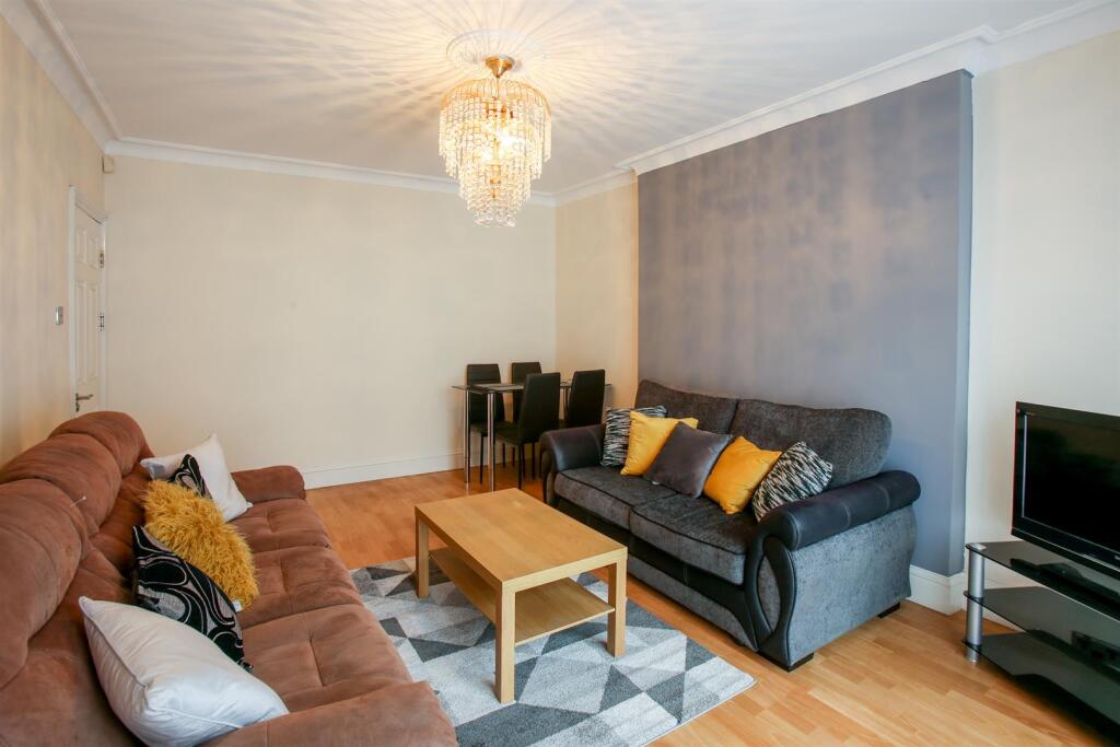 4 bedroom semi-detached house for rent