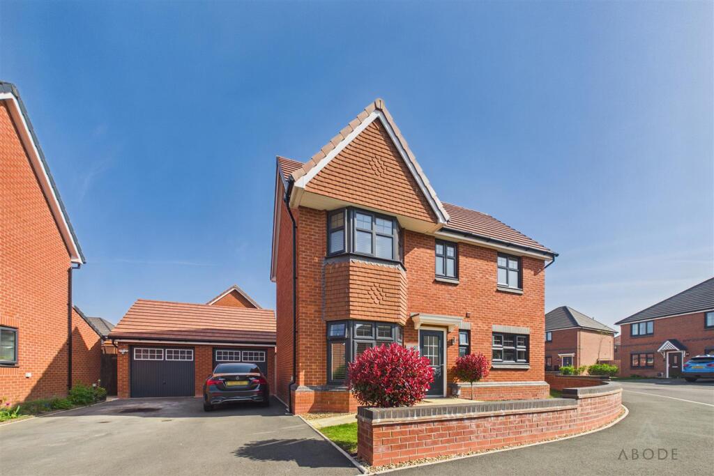 3-bed detached on Ashwell Road, Drakelow, DE15 9US, £350,000