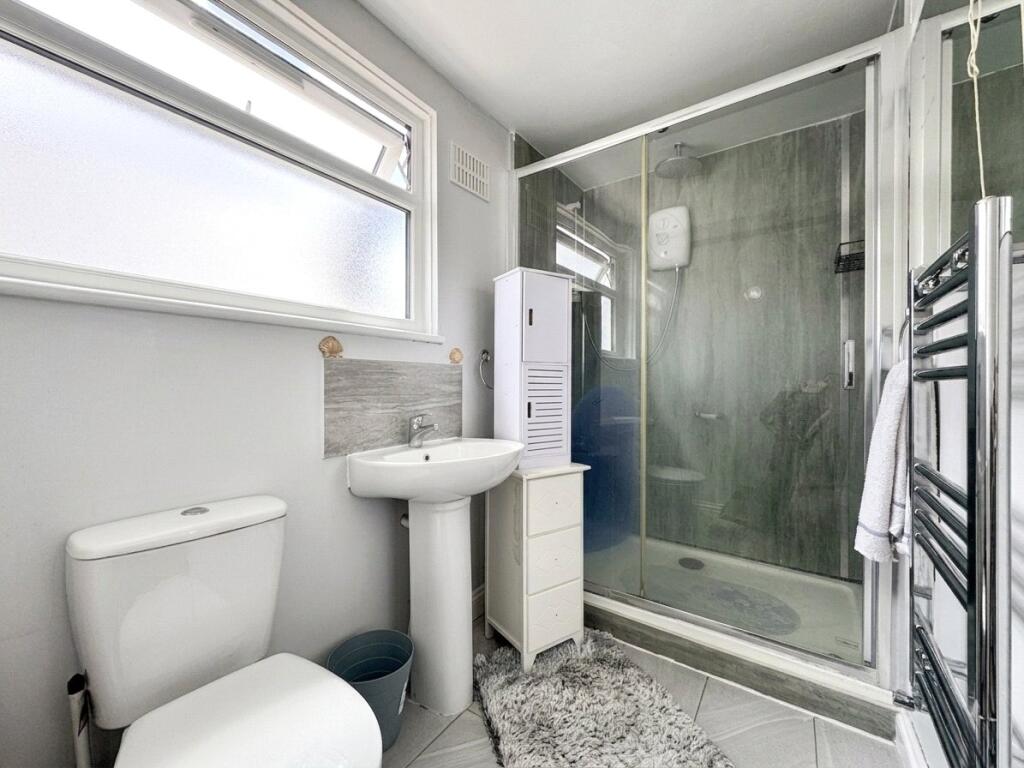 House in Gillingham, Hale - More