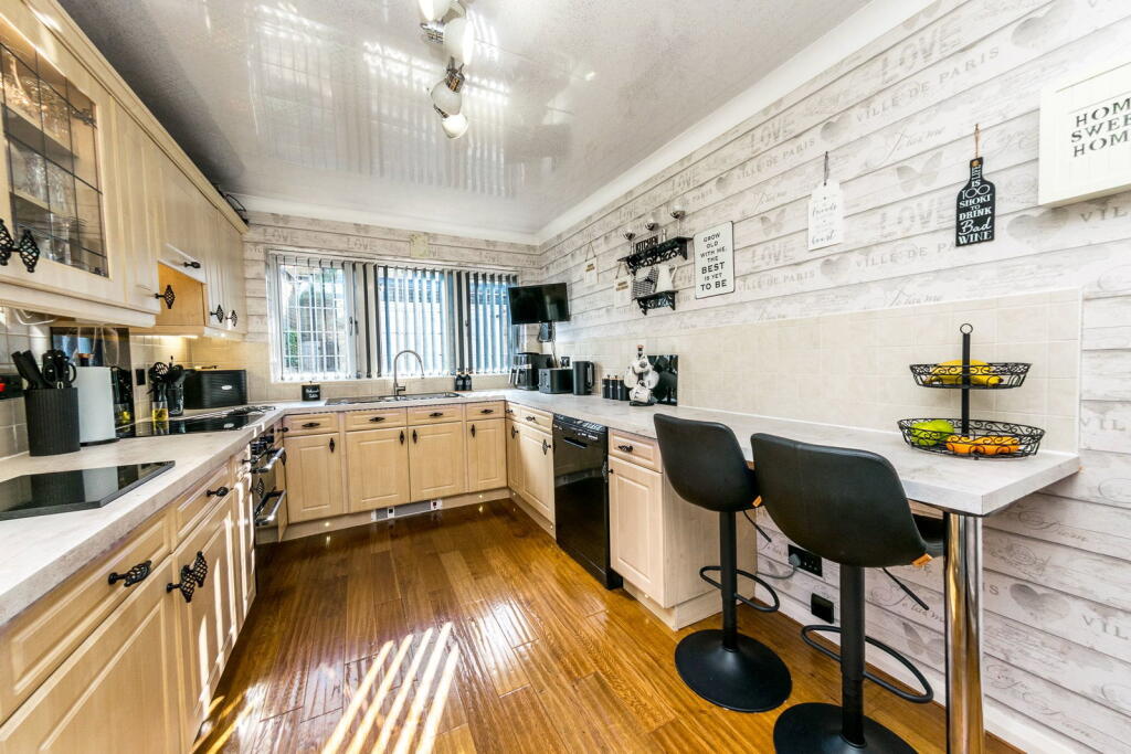 House in Huddersfield, Dogley Lane, Kirkburton - More