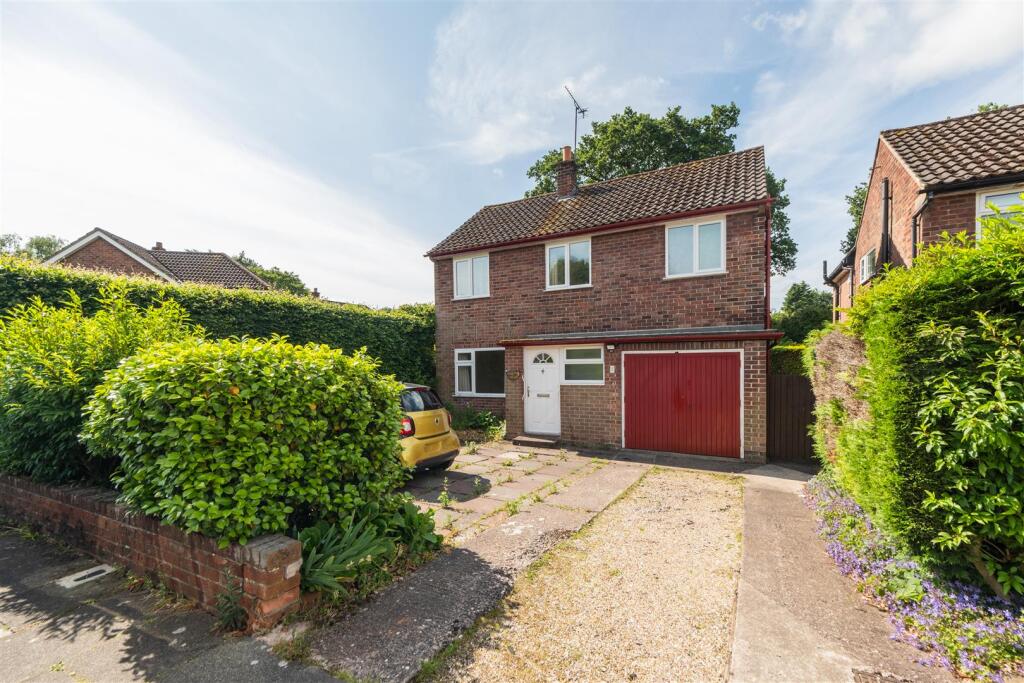 3-bed detached on Valley Lane, Cuddington, £325,000
