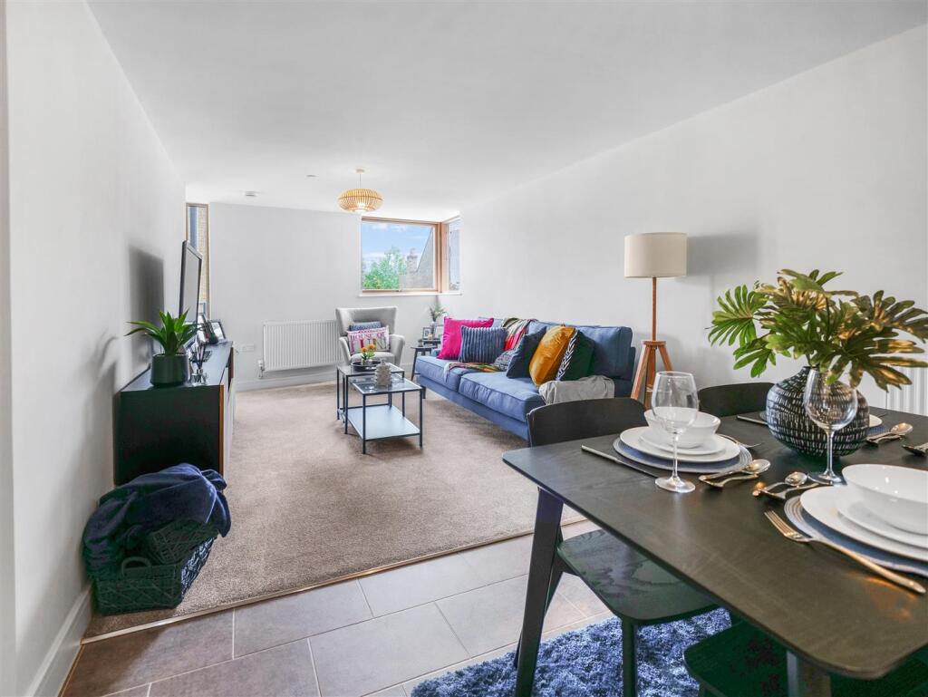 1-bed flat on Broadway, Leigh-On-Sea, £575,000