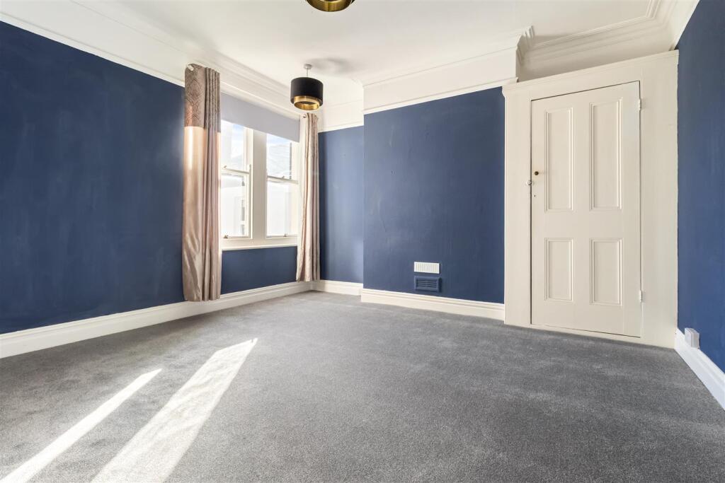 Apartment in Worthing, West Sussex - More