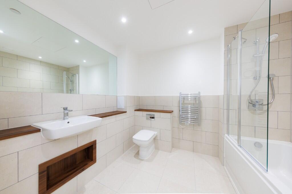 2-bed flat on Bendon Valley
Garratt Lane
London
SW18 4UQ
SW18, £157,500