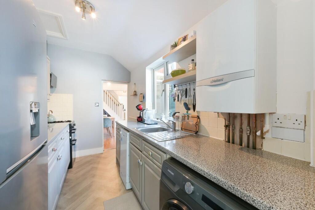 House in Kingston upon Thames - More