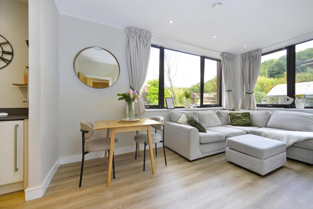 Apartment in Waverley, Godalming - More