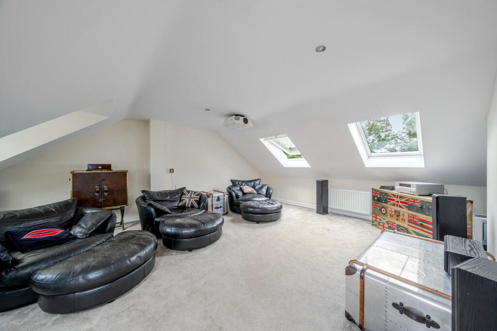 Firs Close, Horsham, RH12 - View 3