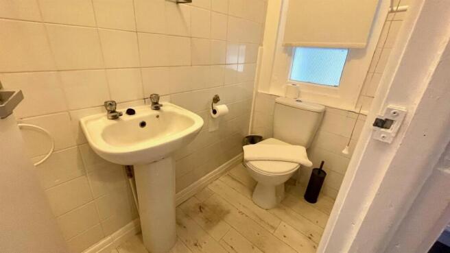 EN-SUITE SHOWER ROOM