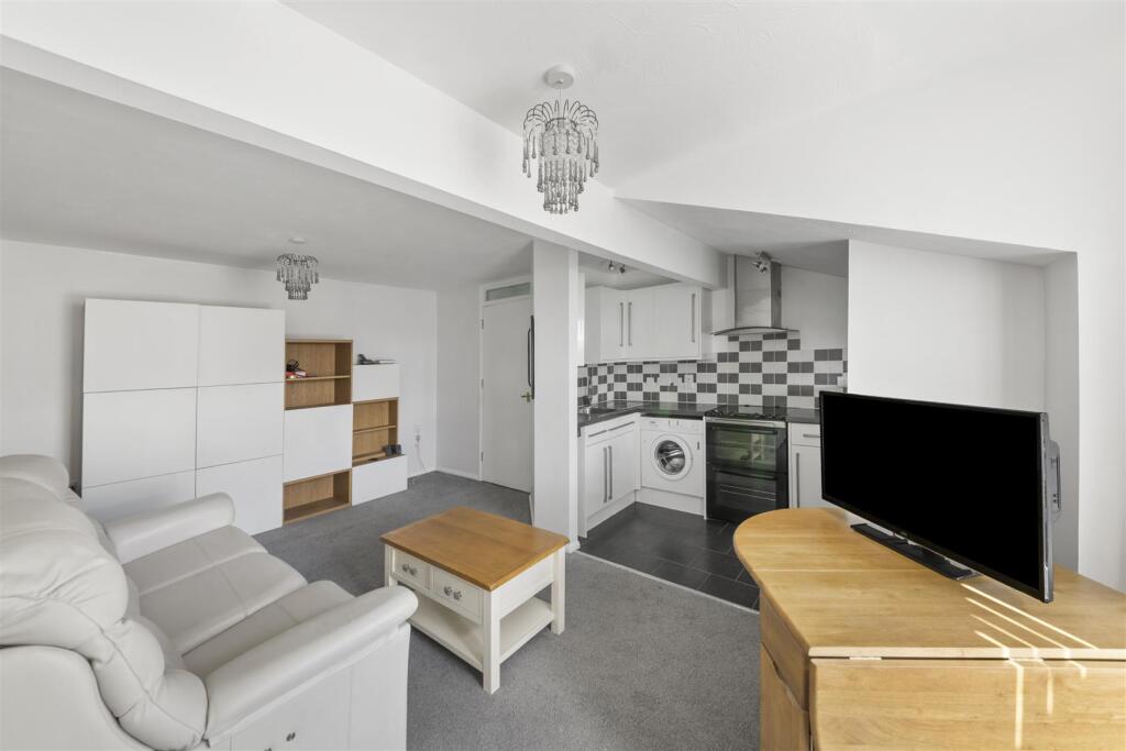 Verona Close, Uxbridge photo 2