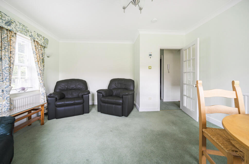 Brockhurst Lodge, Shortheath Road, Farnham, Surrey, GU9 - View 4