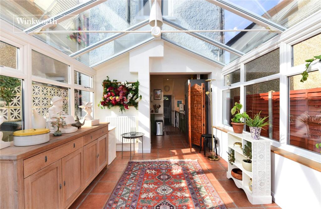 House in Kingston upon Thames - More
