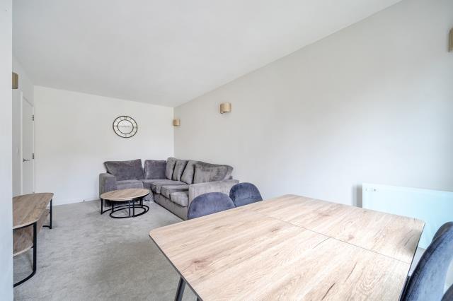 Apartment in Slough - More