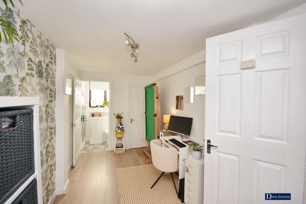 Orchard Avenue, Rainham, RM13 - More