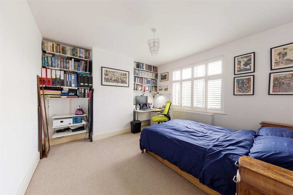 House in London, Highams Park - View 6