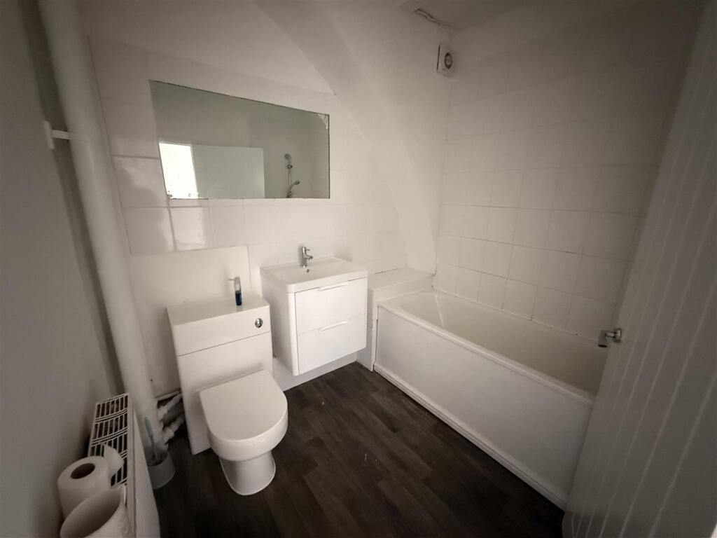 Apartment in Stoke-on-Trent - View 4