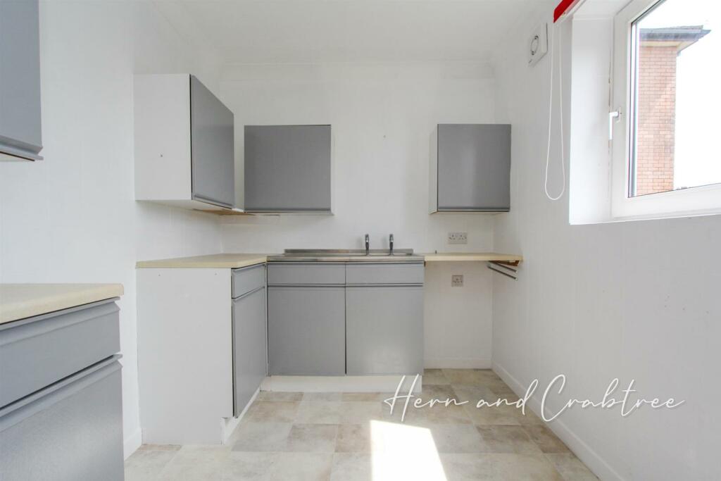 1-bed house on Heol Hir, Llanishen, Cardiff, £90,000