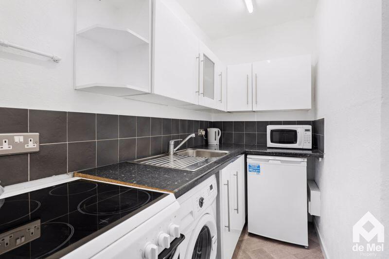 Apartment in Cheltenham, Gloucestershire - View 3