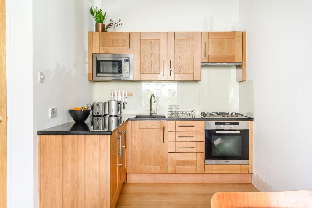 2 bedroom maisonette for rent