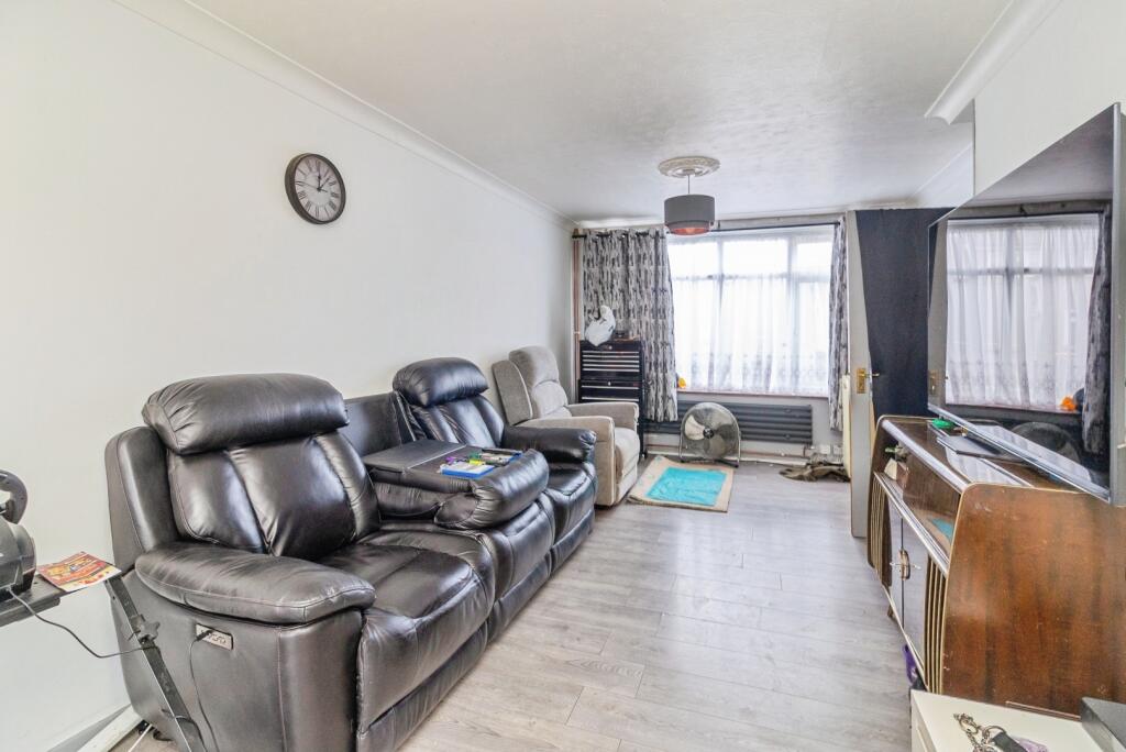 House in Houghton Regis, Tithe Farm, Woodside Estate - View 2