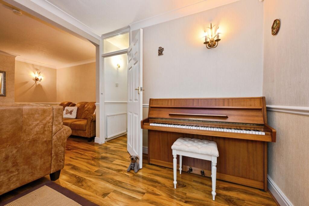 House in Waltham Cross, Churchgate - View 5