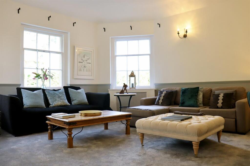 Apartment in Runnymede, Surrey - View 2