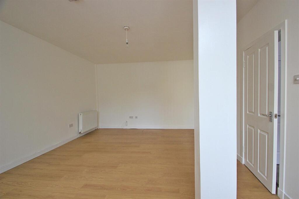 Apartment in Glasgow, East Dunbartonshire - View 2