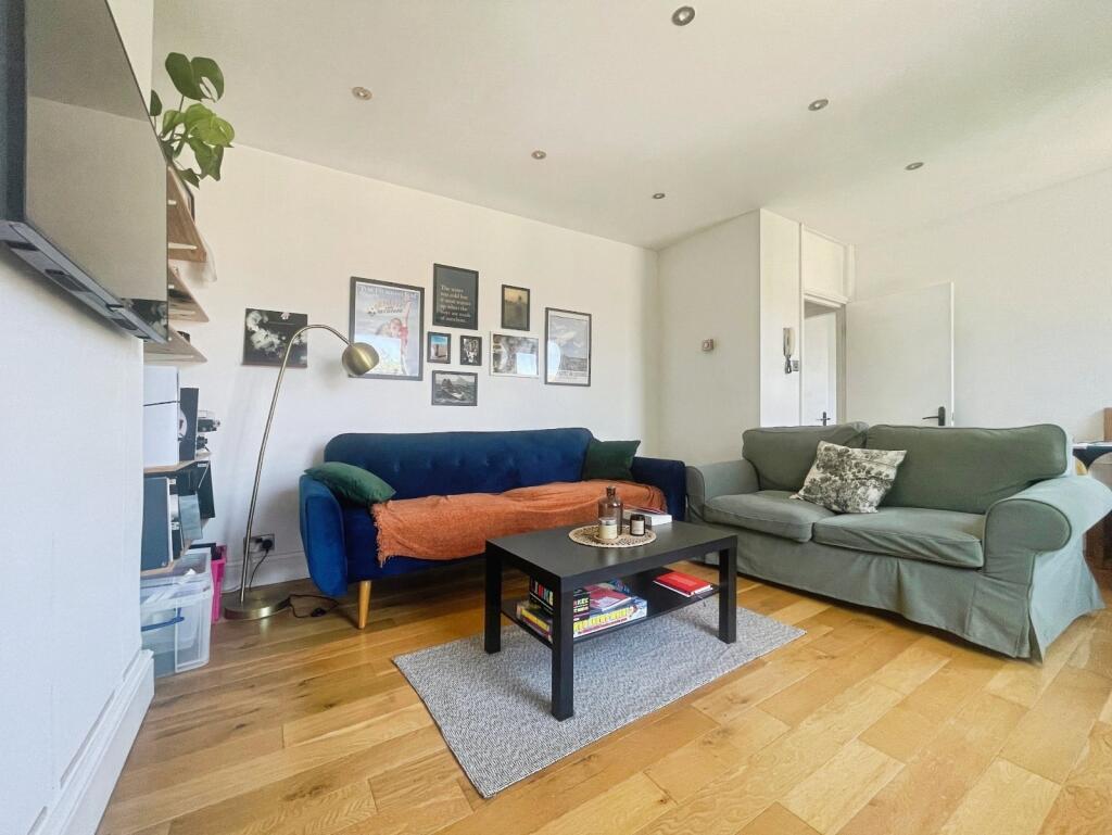 Apartment in Manchester, Whalley Range - View 3