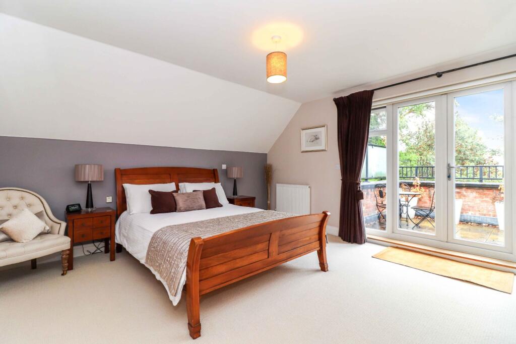 House in Hemel Hempstead, Beaconsfield Old Town, Beaconsfield - More
