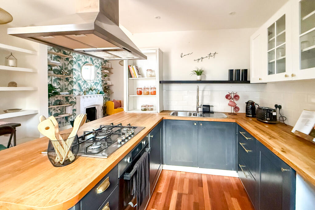 House in Eastbourne, Seaside, Roselands - More