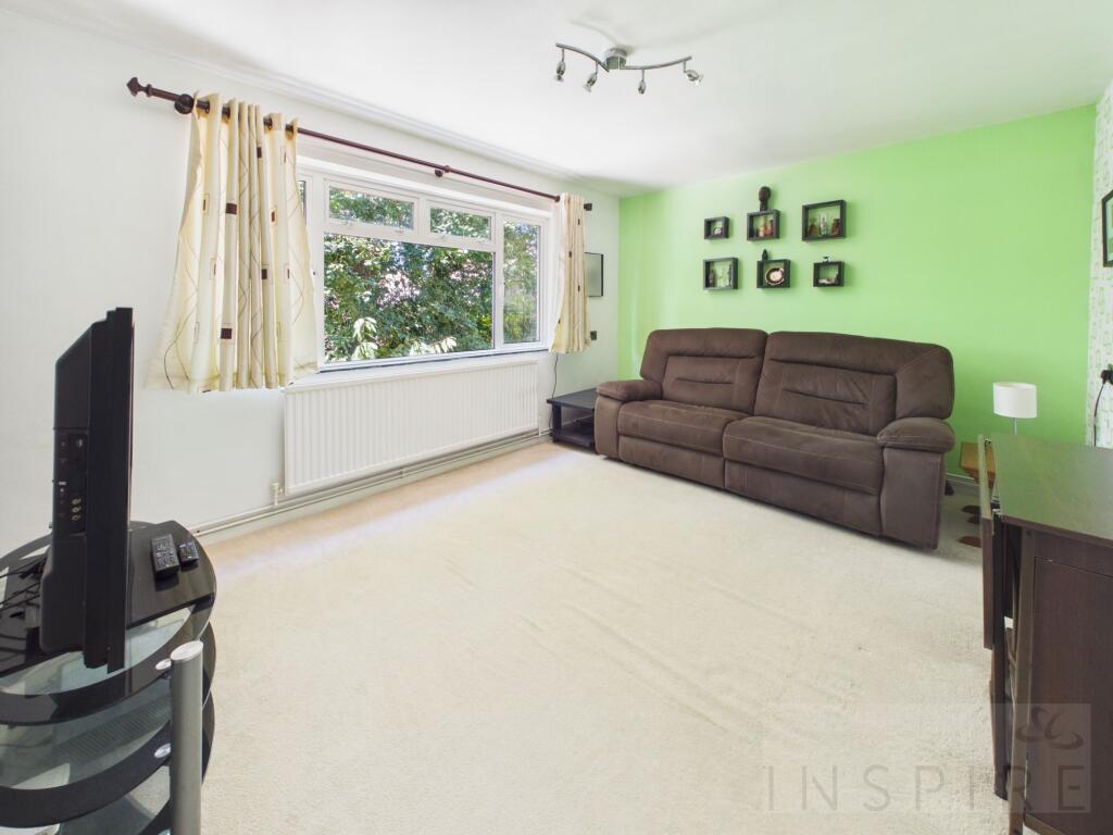 Apartment in Crawley, Worth - View 2