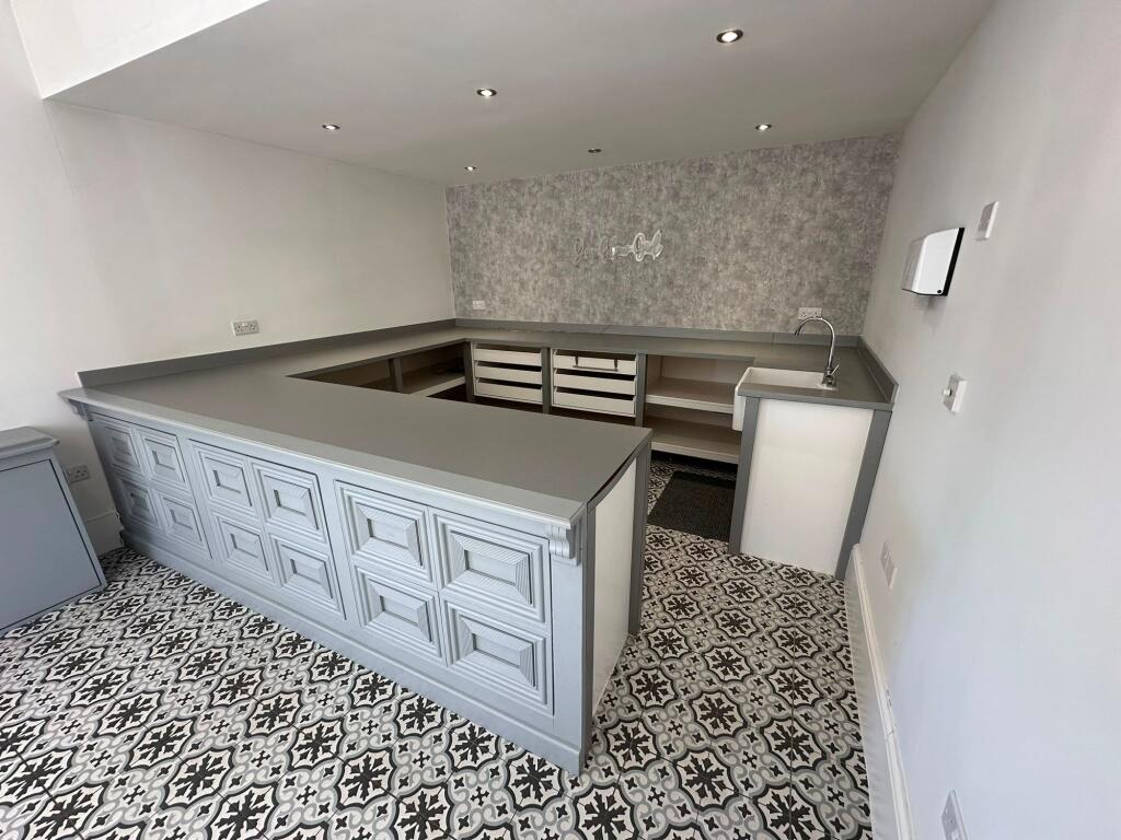 Fitted peninsular storage with shelving and Belfast sink