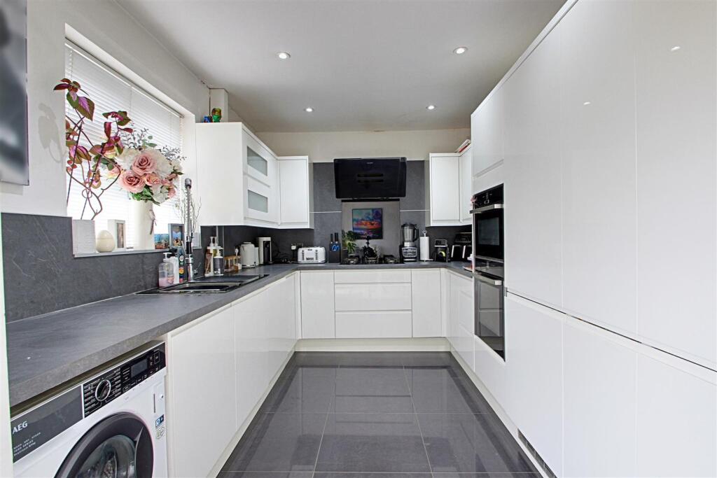 House in Dacorum, Nash Mills - View 2